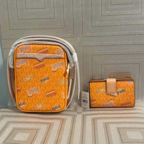 NWT Michael Kors  jet set crossbody and matching bi fold wallet - Picture 1 of 7